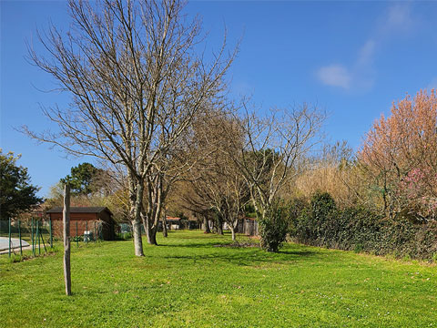 TERRAIN LES MATHES | Belle exposition	Environnement calme et privilégié