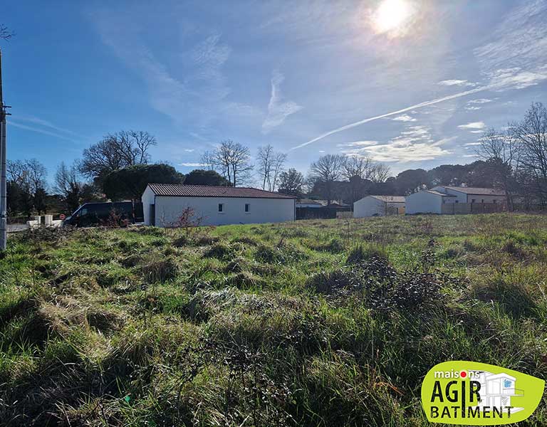 Terrain constructible de 547m² Situé dans un petit lotissement de 4 lots, ce terrain est au cœur d’une zone pavillonnaire | LES MATHES Charente Maritime